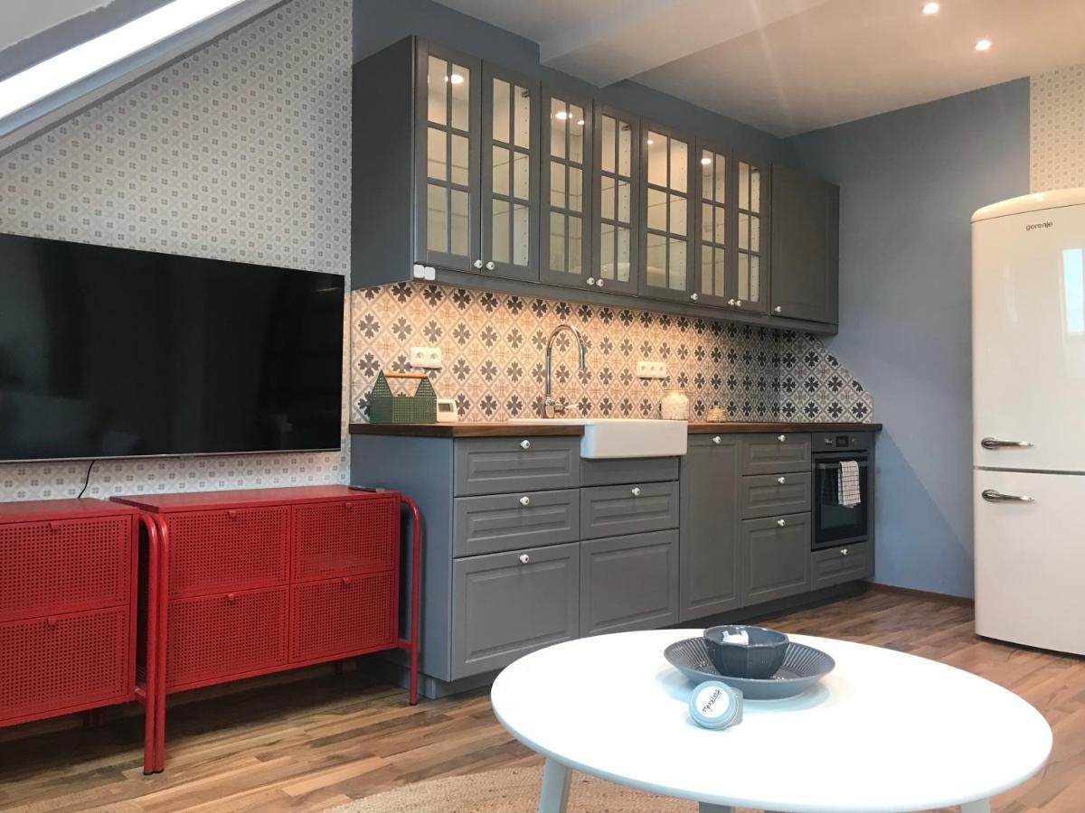 Attic Apartment On Waterfront / View / Netflix Praha Bagian luar foto