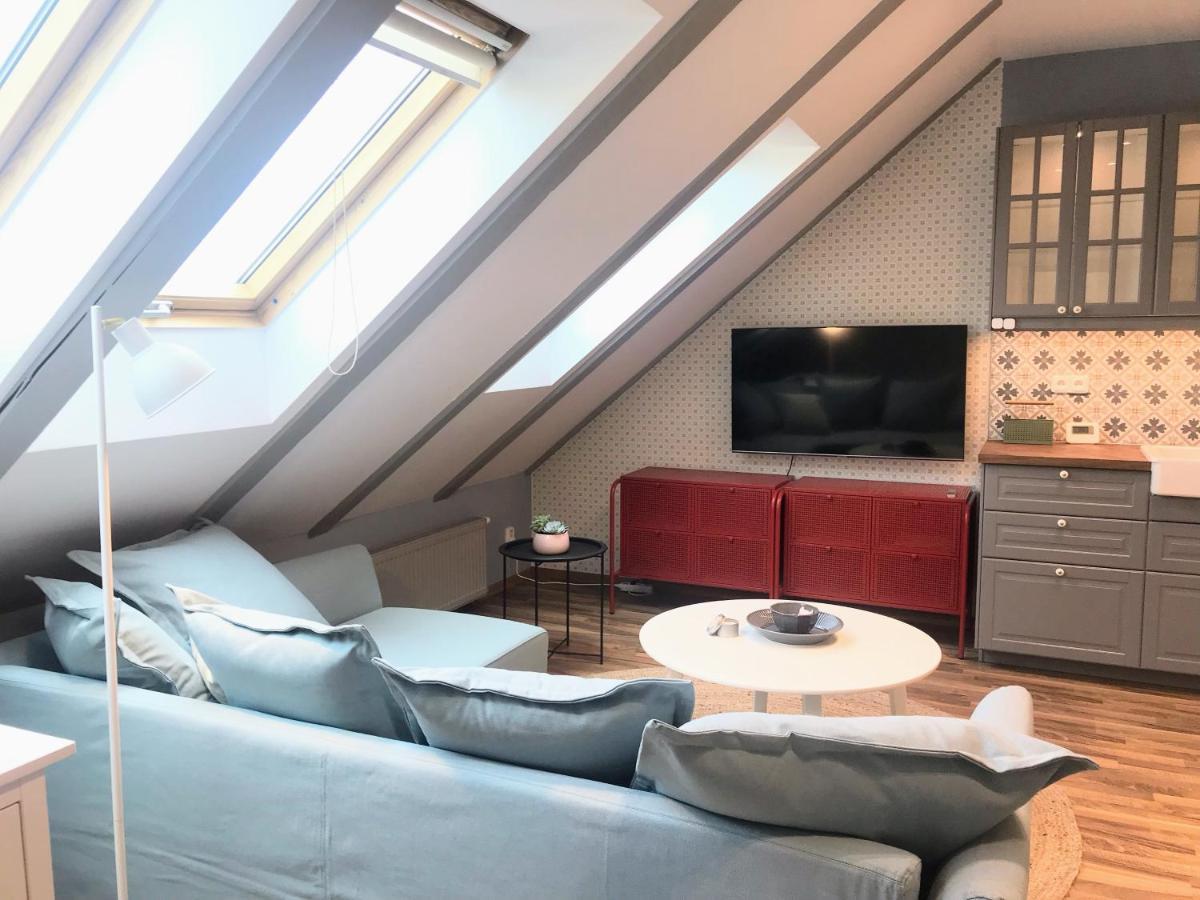 Attic Apartment On Waterfront / View / Netflix Praha Bagian luar foto