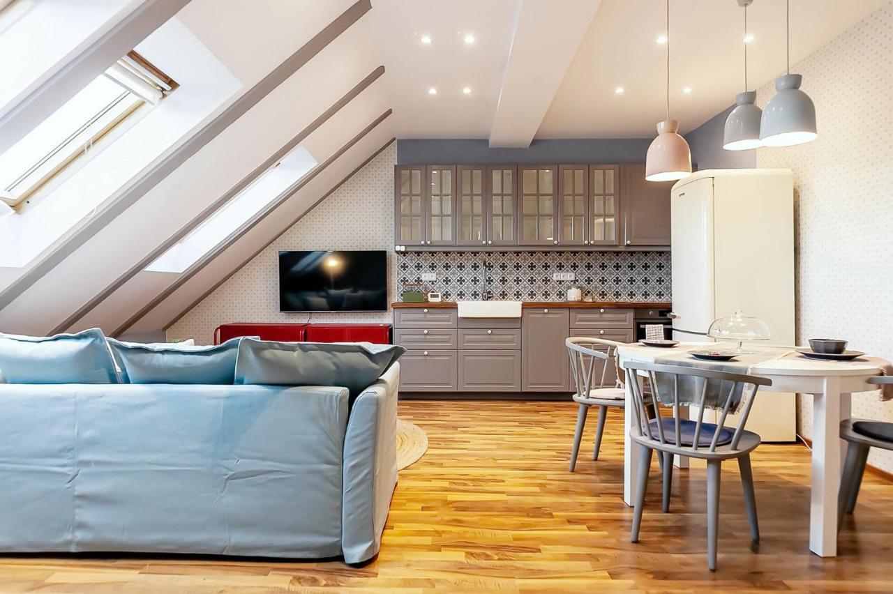 Attic Apartment On Waterfront / View / Netflix Praha Bagian luar foto