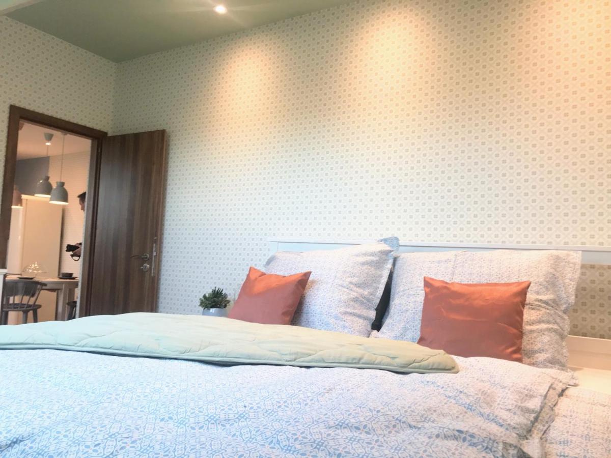 Attic Apartment On Waterfront / View / Netflix Praha Bagian luar foto