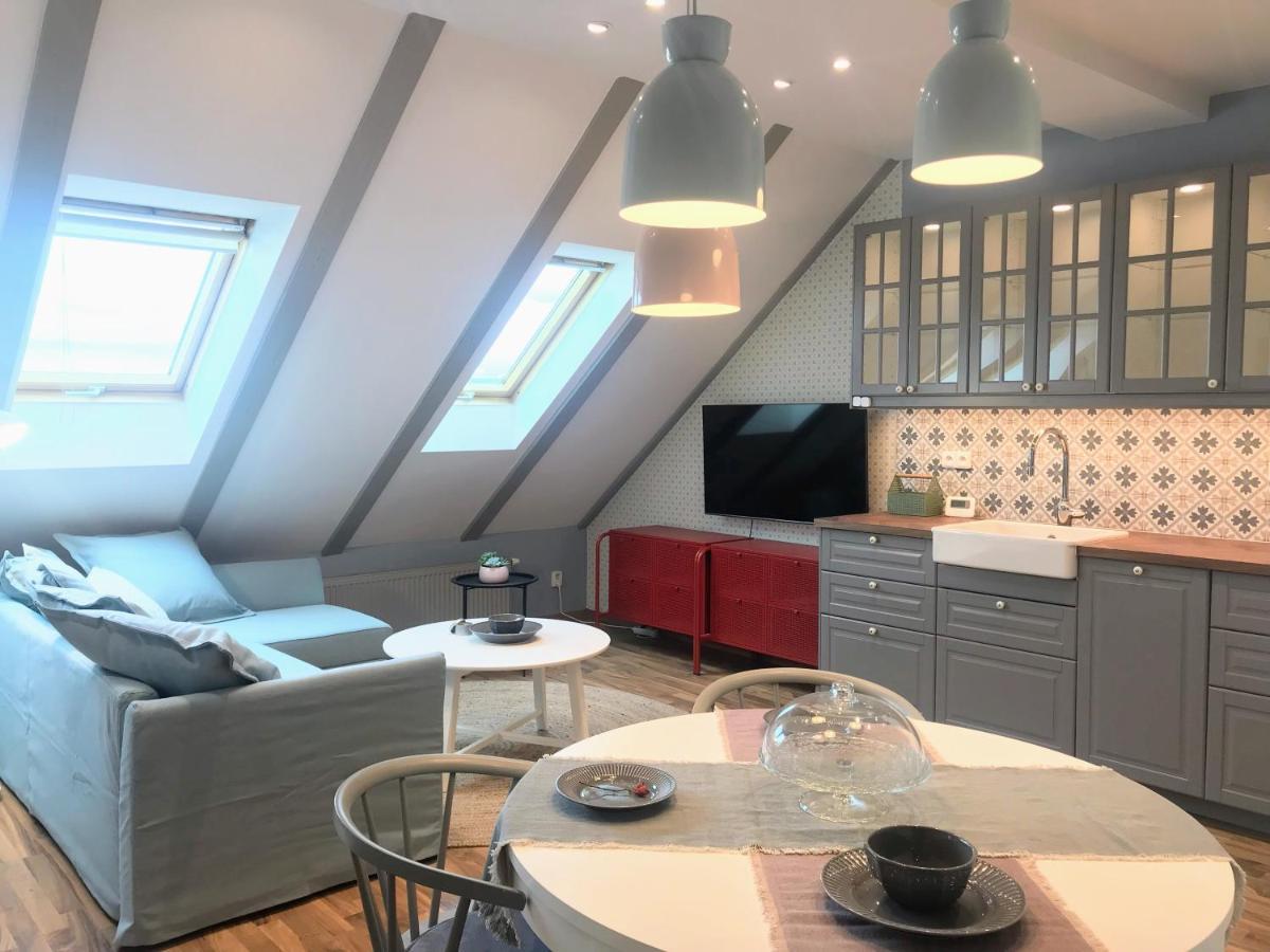 Attic Apartment On Waterfront / View / Netflix Praha Bagian luar foto