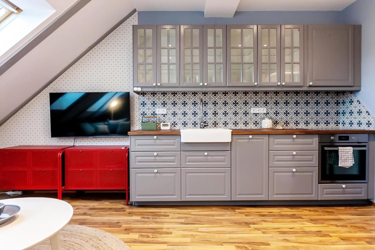 Attic Apartment On Waterfront / View / Netflix Praha Bagian luar foto