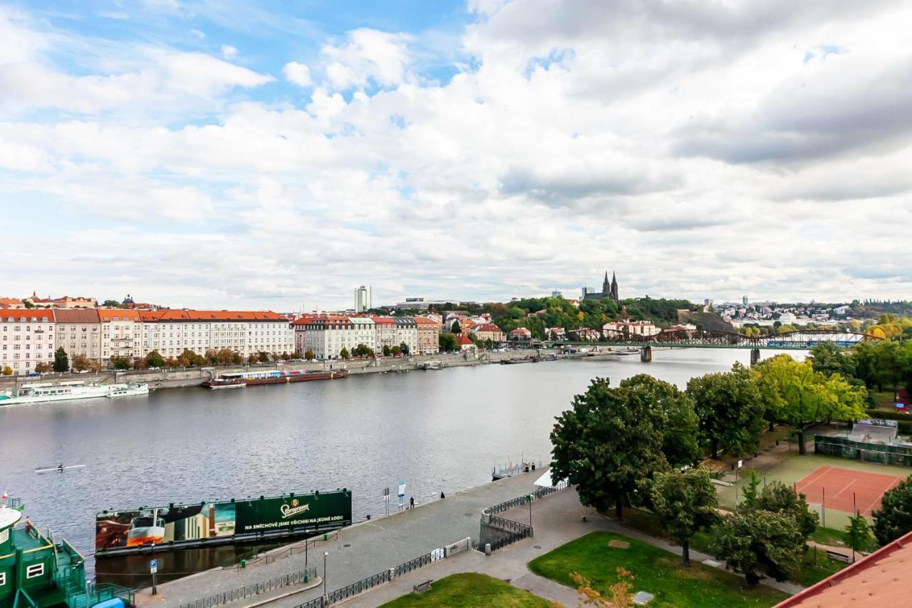 Attic Apartment On Waterfront / View / Netflix Praha Bagian luar foto