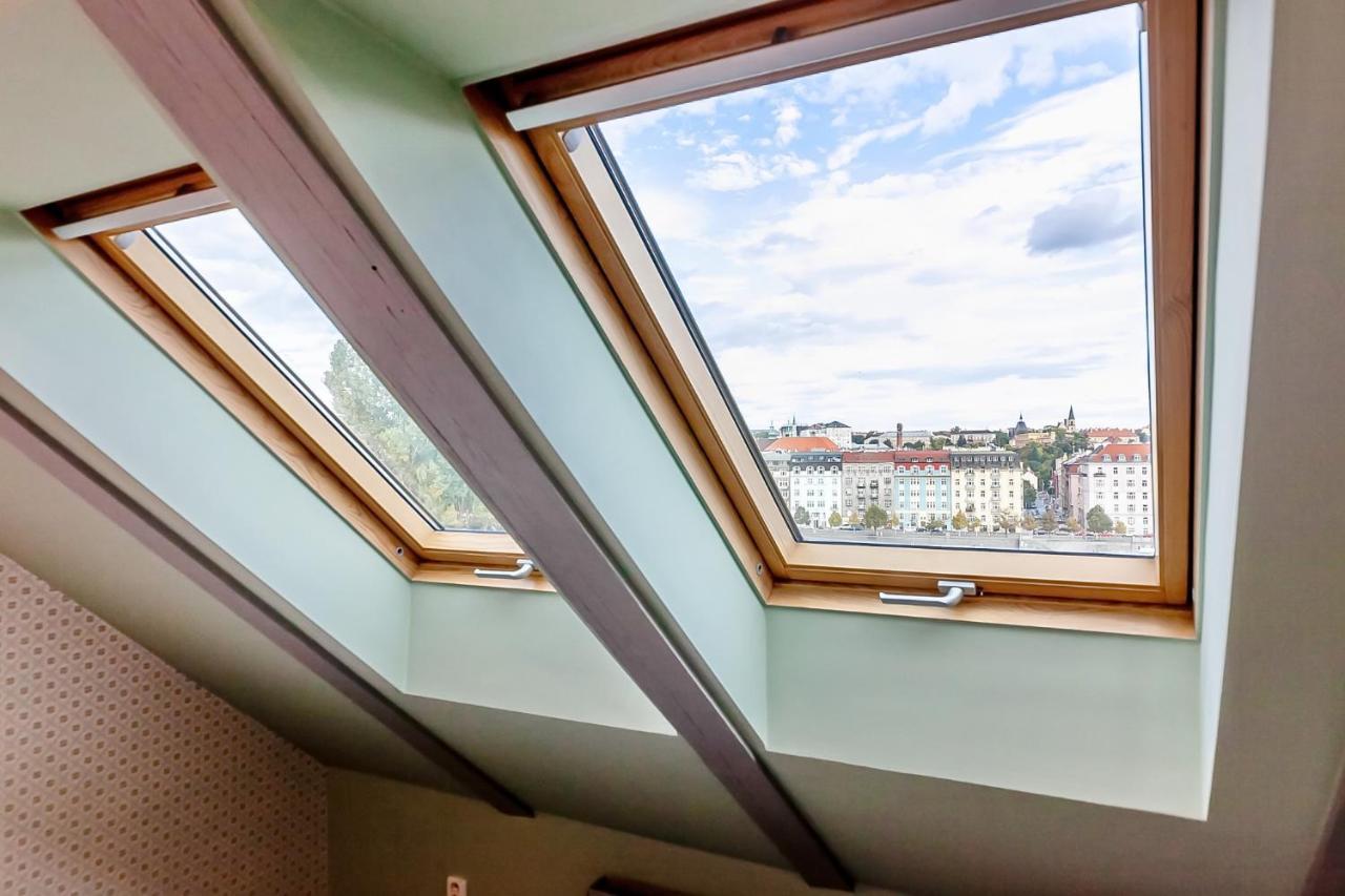 Attic Apartment On Waterfront / View / Netflix Praha Bagian luar foto