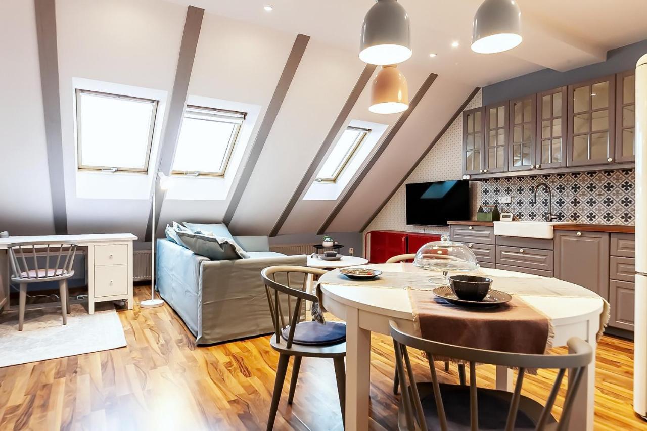 Attic Apartment On Waterfront / View / Netflix Praha Bagian luar foto