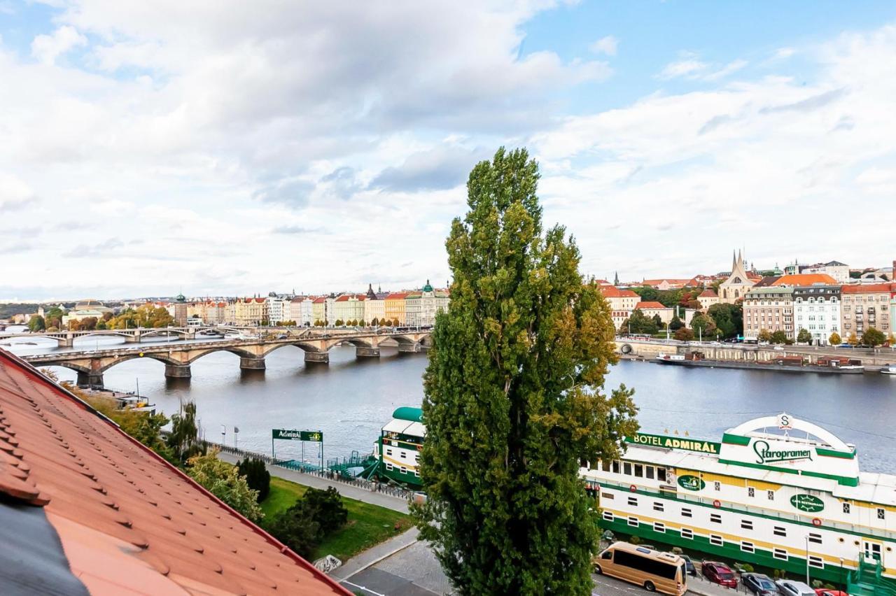 Attic Apartment On Waterfront / View / Netflix Praha Bagian luar foto