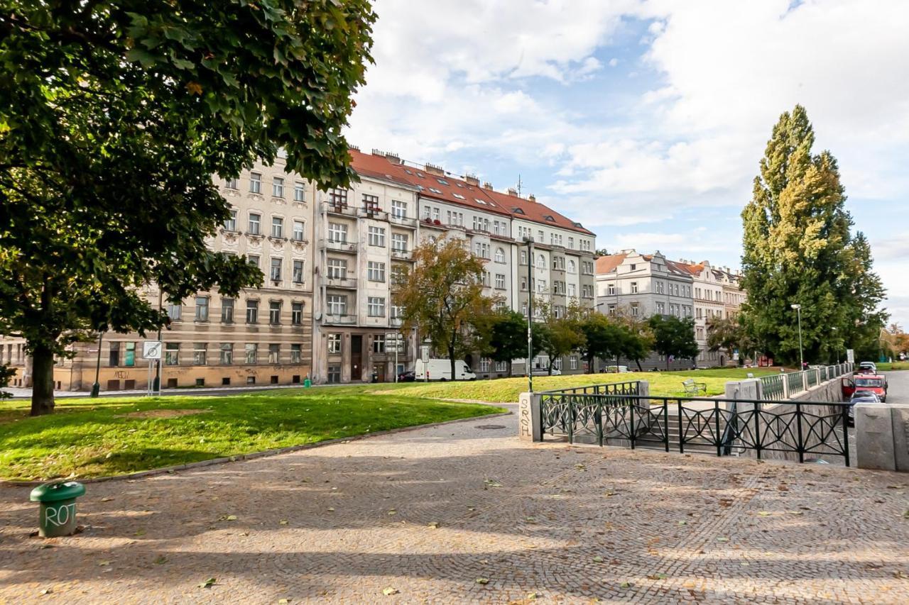 Attic Apartment On Waterfront / View / Netflix Praha Bagian luar foto